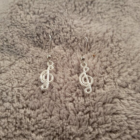 Treble Clef #4 Womens Earrings One Pair Music Silver Tone Alloy Band E102E - Picture 1 of 3
